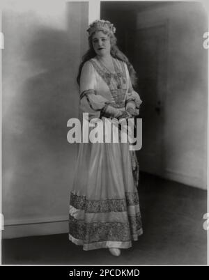 die deutsche Opernsopransängerin LOTTE LEHMANN ( 1888-1976 ). Sie war eine Favoritin von Richard Strauss , Giacomo Puccini , Hans Pfitzner , Erich Wolfgang Korngold , Bruno Walter , Arturo Toscanini , Otto Klemperer und Thomas Mann . - OPERALIRICA - Cantante lirica - classica - klassisch - collana - Halskette - raso - Satin - Kostüm di scena --- Archivio GBB Stockfoto