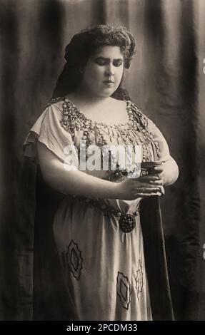 1895 Ca , FRANKREICH : die gefeierte russische Sängerin Mezzo-Soprano FELIA LITVINNE ( 1863 - 1936 ) in einer Rolle von Richard Wagner ISOTTA . Foto: Sauly et Boyer, Paris. - CANTANTE LIRICA - OPERA - MUSICA CLASSICA - classical - Portrait - ritratto - Halskette - collana - gioiello - gioielli - Bijoux - Juwelen - Halskette - collana - Pearls - perla - perle - THEATER - Theater - Theater - Theater - LIATRO - OPERA LIRICA - Cantante lirica - classica - Klassik - DIVA - DIVINA - BELLE EPOQUE - Kostüm di scena --- Archivio GBB Stockfoto