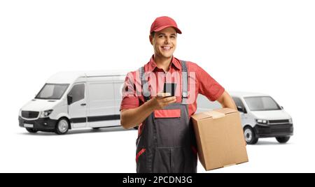 Ein Kurier in Uniform, der eine Kiste hält und ein Mobiltelefon vor einem Lieferwagen benutzt, isoliert auf weißem Hintergrund Stockfoto