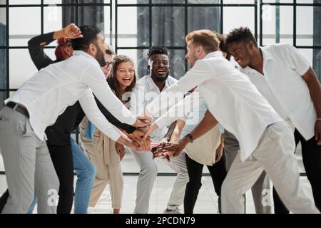 Hohe Betrachtungswinkel der Multirassischen Freund Stapeln Hand zusammen Stockfoto