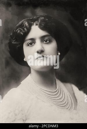 die italienische Opernsopransängerin und Lehrerin CARMEN MELIS ( 1885 - 1967 ). Foto von Mishkin , New York . Giacomo Puccini sang in Madama Butterfly , Tosca und La Boheme und ihre Prädisposition für Puccini machte Puccini selbst auf sie aufmerksam, die ihr persönlich die Rolle von Minnie in La Fanciulla del West beibrachte, eine Rolle, die sie 1911 in Boston sang. Im Covent Garden in London sang sie 1913 in Pagliacci gegenüber Enrico Caruso und 1917 feierte sie ihr Debüt im La Scala in Il Macigno von Victor de Sabata . - OPERA - cantante lirica - classica - klassisch - Pelliccia - Pearls ne Stockfoto