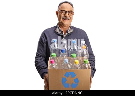 Ein fröhlicher, reifer Mann, der eine Schachtel mit Plastikflaschen für das Recycling hält, isoliert auf weißem Hintergrund Stockfoto