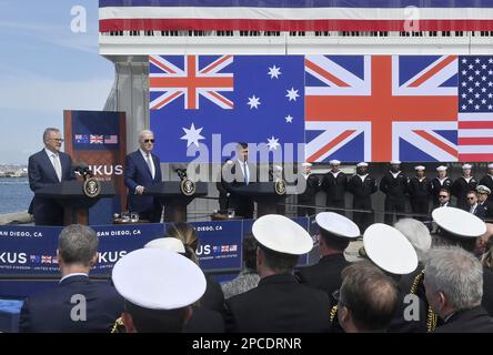 San Diego, Usa. 13. März 2023. Der australische Premierminister Anthony Albanese (L) spricht als Präsident Joe Biden (C) und der britische Premierminister Rishi Sunak während einer Veranstaltung am Naval Base Point Loma in San Diego, Kalifornien, am Montag, den 13. März, über eine Initiative zur Schaffung einer neuen Flotte von Atom-U-Booten. 2023. Die Partnerschaft Australien-Vereinigtes Königreich-USA (AUKUS) ist ein trilateraler Sicherheitspakt, der 2021 geschlossen wurde. Foto: Jim Ruymen/UPI Credit: UPI/Alamy Live News Stockfoto