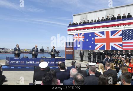 San Diego, Usa. 13. März 2023. Der britische Premierminister Rishi Sunak spricht als Präsident Joe Biden (C) und der australische Premierminister Anthony Albanese (L) über eine Initiative zur Schaffung einer neuen Flotte von Atom-U-Booten während einer Veranstaltung am Naval Base Point Loma in San Diego, Kalifornien, am Montag, den 13. März. 2023. Die Partnerschaft Australien-Vereinigtes Königreich-USA (AUKUS) ist ein trilateraler Sicherheitspakt, der 2021 geschlossen wurde. Foto: Jim Ruymen/UPI Credit: UPI/Alamy Live News Stockfoto