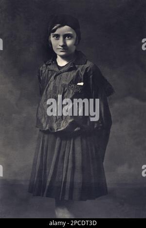 Ca. 1922 , ITALIEN : der italienische Faschist EDDA MUSSOLINI ( spätere Gräfin Galeazzo CIANO , Forlì 1910 - Roma 1995 ) , Tochter des italienischen Herzog Benito Mussolini und Rachele Guidi . Foto: A. Caminada , Milano - ritratto - Portrait - POLITICA - POLITICO - ITALIA - POLITISCH - Portrait - ITALIEN - FASCISMO - FASCHISMUS - FASCISTA - bambino - Kind - Bambina - camicia nera - schwarzes Hemd - Kinder - divisa da figlio della Lupa - BALILLA ---- Archivio GBB Stockfoto