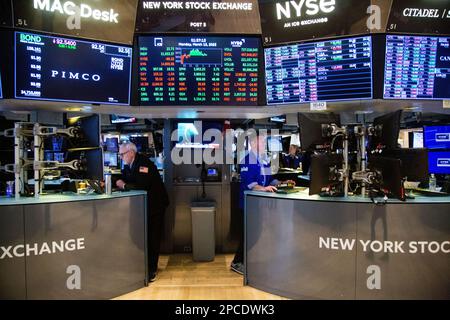 New York, USA. 13. März 2023. Händler arbeiten am 13. März 2023 an der New Yorker Börse (NYSE) in New York, USA. Die US-Aktien wurden am Montag gemischt. Der Dow sank um 0,28 Prozent auf 31.819,14, und der S&P 500 sank um 0,15 Prozent auf 3.855,76, während der Nasdaq um 0,45 Prozent auf 11.188,84 stieg. Kredit: Michael Nagle/Xinhua/Alamy Live News Stockfoto