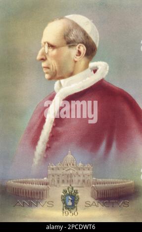 1950 , Città del Vaticano , Roma , ITALIEN : der Papst PIO XII ( Eugenio Maria Giuseppe Giovanni Pacelli , 1876 - 1958 ) In offiziellem Porträt für die 1950 GIUBILEUM - ANNO SANTO - ANNUS SANCTUS - Cattedrale di San Pietro - St. Peter Kirche - RELIGIONE KATTOLICA - KATHOLISCHE RELIGION - Rituto - Porträt - PAPA - Profil - profilo - Occhiali - Linse - CITTA' del VATICANO - VATIKANSTADT -- - Archivio GBB Stockfoto