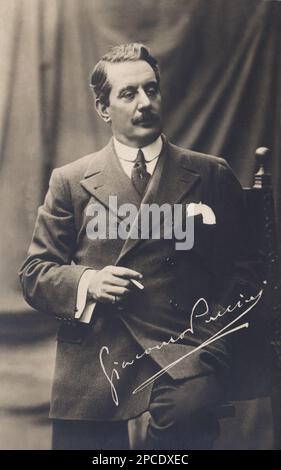 1910 Ca , ITALIEN : der gefeierte italienische Komponist GIACOMO PUCCINI ( 1858 - 1924 ) . Foto: G. Artico , Mailand - OPERA LIRICA - COMPOSITORE - MUSICA - Portrait - ritratto - Baffi - Schnurrbart - CLASSICA - KLASSISCH - COMPOSITORE LIRICO - Portrait - ritratto - MUSICISTA - MUSICA - Fumo - Fumatore - Raucher - Zigarette - Sigaretta - Bache - Crauvatta - Krawatte Halsband - colletto - Autografo - Autogramm - Firma - Unterschrift - GESCHICHTE - FOTOSTORICHE --- ARCHIVIO GBB Stockfoto