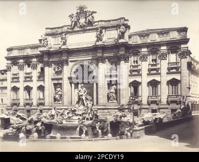 Ca. 1895 , ROM , ITALIEN : der Trevi-Brunnen (Italienisch: Fontana di Trevi ). Foto von ANDERSON , Roma . 25,9 Meter ( 85 Fuß ) hoch und 19,8 Meter ( 65 Fuß ) breit und der ehrgeizigste der barocken Brunnen Roms. Es liegt an der rione von Trevi. Werk des Architekten Nicolò SALVI vor DEM PALAZZO POLI . - ITALIA - FOTO STORICHE - GESCHICHTE - GEOGRAFIA - GEOGRAFIE - ARCHITETTURA - ARCHITEKTUR - ROM - ARCHITETTURA - ARCHITEKTUR - KUNST - ARTE - MONUMENTO - ACQUA - WASSER --- ARCHIVIO GBB Stockfoto