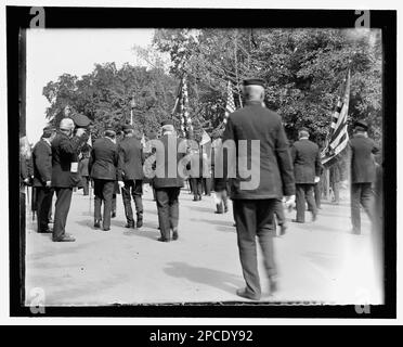 Die Naval-Veteranen passieren das Weiße Haus am Jackson Place. Der Prst. Eingeengt und wegen Abszess am Bein nicht erschienen. 36. National Encampment of the G.A.R, Wash, D.C. 5.-11. Oktober 1902, Nr. 8. Grand Army of the Republic, National Encampment, (36. :, 1902 :, Washington, DC) , Vereinigte Staaten, Geschichte, Bürgerkrieg, 1861-1865, Veterans, Commemorations, Washington (D.C.), 1900-1910, Military Parades & Ceremonies, Washington (D.C.), 1900-1910. Stockfoto