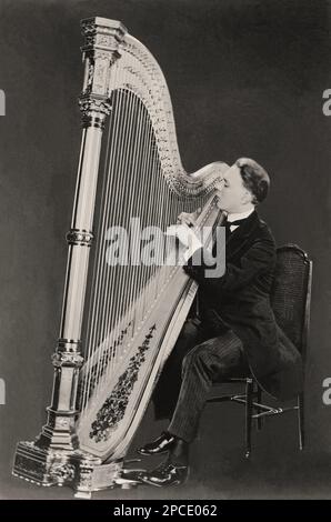 Der italienische Harfenvirtuose ALBERTO SALVI ( 1893 - 1983 ), der als " der größte Harfist der Welt " beschrieben wurde. Er spielte das Instrument im Alter von fünf Jahren in der Harfenfabrik seines Vaters in Venedig. 1914 folgte Alberto Salvi seinem Vater Rodolfo in die Vereinigten Staaten, wo er sofort große Anerkennung und finanziellen Erfolg erhielt. Er spielte überwiegend Solo-Aufführungen aus einem großen Repertoire , das Werke von Couperin , Rameau , Bach , Händel sowie Originalwerke für Harfe von Debussy , Pierné und Ravel enthielt . Er machte viele Aufnahmen und trat auch mit berühmten Sängern wie Caruso auf Stockfoto