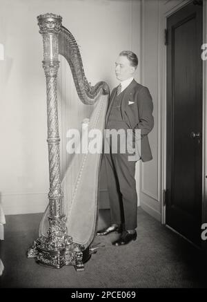 Der italienische Harfenvirtuose ALBERTO SALVI ( 1893 - 1983 ), beschrieben als " der größte Harfenspieler der Welt ". Er spielte das Instrument im Alter von fünf Jahren in der Harfenfabrik seines Vaters in Venedig. 1914 folgte Alberto Salvi seinem Vater Rodolfo in die Vereinigten Staaten, wo er sofort große Anerkennung und finanziellen Erfolg erhielt. Er spielte überwiegend Solo-Aufführungen aus einem großen Repertoire , das Werke von Couperin , Rameau , Bach , Händel sowie Originalwerke für Harfe von Debussy , Pierné und Ravel enthielt . Er machte viele Aufnahmen und trat auch mit berühmten Sängern wie Carus auf Stockfoto