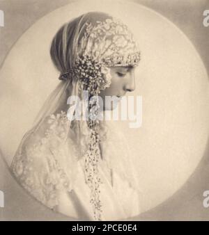 1927 Ca : die französische Prinzessin ANNA di FRANCIA Duchessa d' Aosta DUCHESSA DELLE PUGLIE ( Anne d' Orleans - 1906 - 1986 ) , Foto von Eva Barrett , Roma . Auf diesem Foto , das für die Hochzeit im Jahr 1927 mit dem italienischen Prinzen AMEDEO DUCA DELLE PUGLIE e DUCA D' AOSTA ( 1898 - 1942 ) Vicere' d' Etiopia ab 1937 gekleidet ist . Amedeo war der Sohn von Helene von Orleans ( Duchessa ELENA di SAVOIA AOSTA , 1871 - 1951 ) und heiratete 1895 mit dem italienischen Prinzen EMANUELE FILIBERTO SAVOIA - AOSTA DUCA DELLE PUGLIE und DUCA D' AOSTA ( 1869 - 1931 ) . - ITALIA - CASA SAVOIA - REALI - NOBILTÀ ITALIANA - SAVOY - ADEL - ROYAL Stockfoto