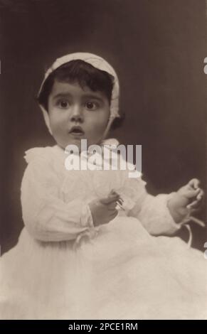 1915 Ca, Italien : die italienische Prinzessin MARIA ( Maria Francesca Anna Romana di Savoia - 1914 - 2001 ). Foto von BETTINI , Roma . Tochter des italienischen Königs VITTORIO EMANUELE III. Und Königin ELENA ( Helene von Montenegro ). Am 23. Januar 1939 heiratete sie in Rom Prinz Luigi von Bourbon-Parma .- ITALIA - CASA SAVOIA - REALI - Nobiltà ITALIANA - BORBONE PARMA - SAVOY - ADEL - KÖNIGSFAMILIE - GESCHICHTE - FOTO STORICHE - Königsfamilie - nobili - Nobiltà - principessa reale - Portrait - Rituto - Persönlichkeitspersönlichkeiten als kleines Baby - personalita' da giovane giovani da bambini bambino - b Stockfoto