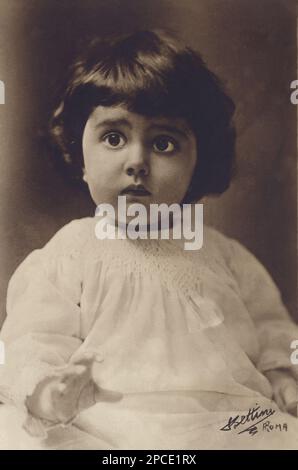 1915 Ca, Italien : die italienische Prinzessin MARIA ( Maria Francesca Anna Romana di Savoia - 1914 - 2001 ). Foto von BETTINI, Roma. Tochter des italienischen Königs VITTORIO EMANUELE III. Und Königin ELENA ( Helene von Montenegro ). Sie heiratete am 23 . Januar 1939 in Rom Prinz Luigi von Bourbon-Parma . - ITALIA - CASA SAVOIA - REALI - Nobiltà ITALIANA - BORBONE PARMA - SAVOY - ADEL - KÖNIGE - GESCHICHTE - FOTOSTORICHE - Könige - nobili - Nobiltà - principessa reale - Portrait - Rituto - Persönlichkeiten als Kind - personalita' da giovane giovani da bambini bambino - bambi Stockfoto