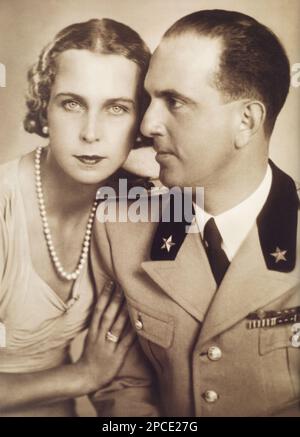 Ca. 1938 , Roma , Italien : die belgische Prinzessin Marie José von BELGIEN ( 1906 - 2001 ) , die künftige letzte Königin von Italien , mit dem Ehemann , dem italienischen Prinzen von Piemont UMBERTO II di SAVOIA ( 1904 - 1983 ) . Porträt von Ghitta Carell, Rom - Haus BRABANT - BRABANTE - Königshaus - nobili italiani - nobilta'- principessa reale - ITALIA - BELGIO - SAVOY - Marie Maria José - Rituratto - collana - Perlenkette - perla - Perle - perle - Juwelen - Schmuck - gioiello - gioielli - bijoux - Orechino - Orechini - Ohrentropfen - Ring - anello di brillanti - diamant - Militäruniform Stockfoto