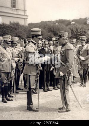 1925 Ca, ITALIEN : UMBERTO di SAVOIA Prinz von Piemont ( 1904 - 1983 ) , späterer König von Italien UMBERTO II . im Mai 1946 , Sohn von König Italiens VITTORIO EMANUELE III . und Königin ELENA ( del Montenegro ) . Auf diesem Foto mit dem Generale Carlo Alberto PIRZIO BIROLI ( 18 ) . Im Hintergrund die faschistische Gerarca ACHILLE STARACE ohne Uniform. - ITALIA - CASA SAVOIA - REALI - Nobiltà ITALIANA - SAVOY - ADEL - KÖNIGSFAMILIE - GESCHICHTE - FOTO STORICHE - Königsfamilie - nobili - Nobiltà - principe reale ereditario - Militäruniform - Divisa uniforme militare - Portrait - ritratto --- Archivio GBB Stockfoto