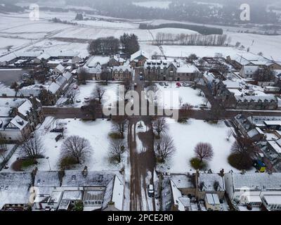Tomintoul, Moray, Schottland, Großbritannien. 13. März 2023 Luftaufnahme des schneebedeckten Dorfplatzes in Tomintoul in Moray. In Schottland wird erwartet, dass es ihn trifft Stockfoto