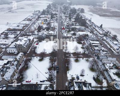 Tomintoul, Moray, Schottland, Großbritannien. 13. März 2023 Luftaufnahme des schneebedeckten Dorfplatzes in Tomintoul in Moray. In Schottland wird erwartet, dass es ihn trifft Stockfoto