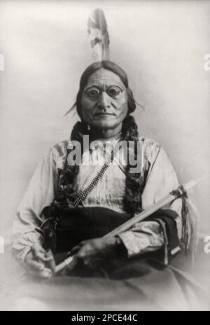 1881 : der indische Hunkpapa Lakota Sioux Chief SITTING BULL ( 1831 Ca - 1890 ) . Foto: O. S. (Orlando Scott) Goff ( 1843 - 1917 ) - Buffalo Bill's Wild West Show - Epopea del Selvaggio WEST - INDIANO D' AMERICA - Indiani - TORO SEDUTO - Piuma - Feder - Occhiali - Linse - Treccie - PORTRÄT - RITRATTO - GESCHICHTE - FOTO STORICHE ---- Archivio GBB Stockfoto