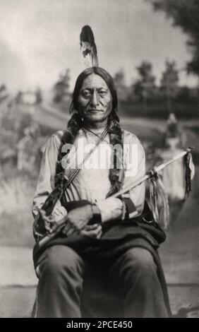 1881 : der indische Hunkpapa Lakota Sioux SIOUX-CHEFSTIER ( 1831 Ca - 1890 ) mit einem Kalumet . Foto: O. S. (Orlando Scott) Goff ( 1843 - 1917 ) - Buffalo Bill's Wild West Show - Tatanka Lyotake - Epopea del Selvaggio WEST - INDIANO D' AMERICA - Indiani - TORO SEDUTO - Piuma - Feder - Occhiali - Linse - Treccie - PORTRÄT - RITRATTO - GESCHICHTE - FOTOSTORICHE ---- Archivio GBB Stockfoto