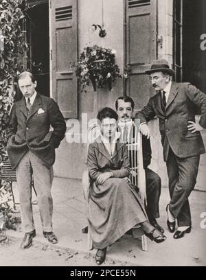 1915 , Lausanne , Schweiz : der russische Musikkomponist IGOR STRAVINSKY ( 1882 - 1971 ) mit RUZHENA KHWOSHCHINSKAIA ( Ehefrau des russischen Attachés an der russischen Botschaft in Rom , Italien ) , SERGEI DIAGHILEV und dem Maler LEON BAKST . Besonders gefeiert wurde er für seine Balletts von FEUERVOGEL L'uccello di fuoco ( L'uccello di fuoco ) , PETROUCHKA ( Petruska ) und DEM FRÜHLINGSRITUS ( La saga della primavera ) . - BALLETS RUSSES - Diagilev - Diagjlev - COMPOSITORE - OPERA LIRICA - CLASSICA - KLASSISCH - PORTRÄT - RITRATTO - MUSICISTA - MUSICA - Kragen - colletto - CRAVATTA - KRAWATTE - Baffi - Schnurrbart Stockfoto