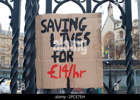 Westminster, London, Großbritannien. 13. März 2023. Nachrichten für die Regierung auf dem Geländer des Palastes von Westminster nach dem ersten Tag des Juniorärztestreiks in London heute. Kredit: Maureen McLean/Alamy Live News Stockfoto