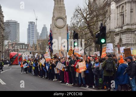 London, Großbritannien. 13. März 2023. Demonstranten halten während der Demonstration außerhalb der Downing Street Plakate zur Unterstützung von Ärzten in der Ausbildung. Tausende von Ärzten in der Ausbildung und Unterstützern haben sich versammelt, um die volle Bezahlung für Ärzte in der Ausbildung zu fordern, während sie ihren 72-Stunden-Streik beginnen. Kredit: SOPA Images Limited/Alamy Live News Stockfoto