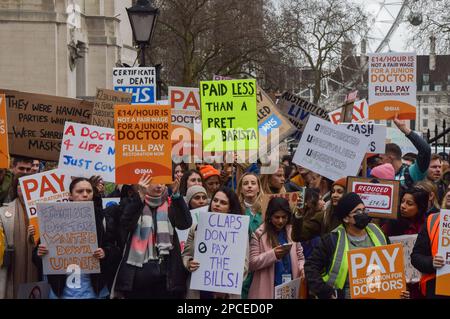 London, Großbritannien. 13. März 2023. Demonstranten halten während der Demonstration außerhalb der Downing Street Plakate zur Unterstützung von Ärzten in der Ausbildung. Tausende von Ärzten in der Ausbildung und Unterstützern haben sich versammelt, um die volle Bezahlung für Ärzte in der Ausbildung zu fordern, während sie ihren 72-Stunden-Streik beginnen. Kredit: SOPA Images Limited/Alamy Live News Stockfoto