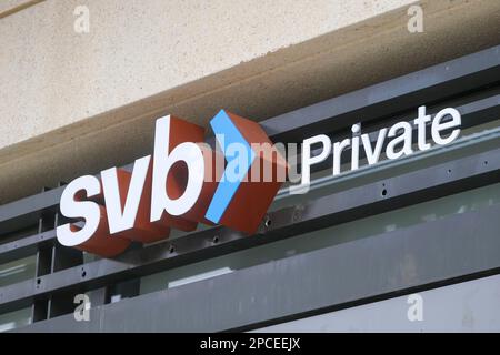 Los Angeles, Usa. 13. März 2023. Ein Zeichen der Silicon Valley Bank (SVB) in Pasadena. Signature Bank und Silicon Valley Bank haben am Wochenende geschlossen. Der Zusammenbruch der Silicon Valley Bank war der zweitgrößte Bankrott in der Geschichte der USA. Kredit: SOPA Images Limited/Alamy Live News Stockfoto