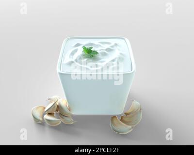 Behälter mit Knoblauchsoße. Weiße Knoblauchsauce Schüssel und Knoblauchköpfe. Set aus verschiedenen Saucen, isoliert auf hellem Hintergrund für Restaurant Stockfoto