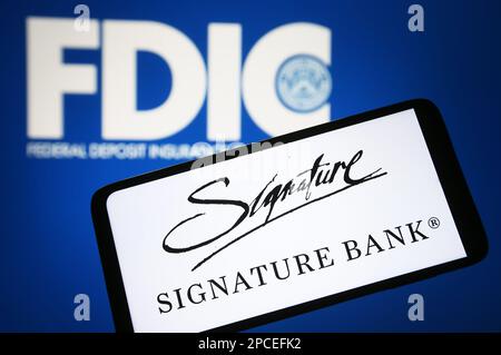 In dieser Abbildung ist das Logo der Signature Bank auf einem Smartphone und das Logo der Federal Deposit Insurance Corporation (FDIC) im Hintergrund zu sehen. Stockfoto