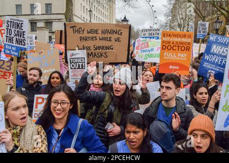 London, Großbritannien. 13. März 2023. Demonstranten halten während der Demonstration außerhalb der Downing Street Plakate zur Unterstützung von Ärzten in der Ausbildung. Tausende von Ärzten in der Ausbildung und Unterstützern haben sich versammelt, um die volle Bezahlung für Ärzte in der Ausbildung zu fordern, während sie ihren 72-Stunden-Streik beginnen. (Foto: Vuk Valcic/SOPA Images/Sipa USA) Guthaben: SIPA USA/Alamy Live News Stockfoto