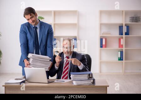 Zwei Kollegen, die im Büro Stockfoto