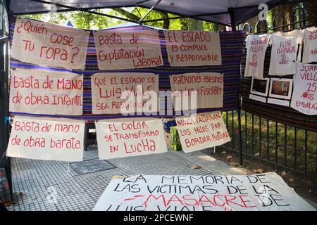 Buenos Aires, Argentinien; 8. März 2023: Denkmal für die Opfer eines Brandes in einer geheimen Nähwerkstatt. SMS: Keine Ausbeutung mehr. Nicht mehr Stockfoto