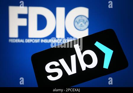 Ukraine. 13. März 2023. In dieser Fotoabbildung ist das Silicon Valley Bank (SVB) Logo auf einem Smartphone und das Federal Deposit Insurance Corporation (FDIC) Logo im Hintergrund zu sehen. (Kreditbild: © Pavlo Gonchar/SOPA Images via ZUMA Press Wire) NUR REDAKTIONELLE VERWENDUNG! Nicht für den kommerziellen GEBRAUCH! Stockfoto