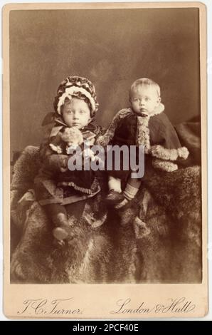 1880 Ca , London , GROSSBRITANNIEN : zwei Brüder mit Spielzeug . Foto von T.C. Turner , London und Hull - SPIELZEUG - Giocattolo - Giocattoli - BAMBOLA - bambole - PUPPE - PUPPEN - FRATELLI - FOTO STORICHE - GESCHICHTSFOTOS - - Kind - Bambina - BAMBINO - BAMBINI - KINDER - BABY - Babys - SÄUGLINGE - KINDHEIT - OTTOCENTO - '800 - 800 - MODE - MODA - cappello - Hut - Cuffia - Pelliccia - EPOCA VITTORIANA - Gioco - Giochi ---- Archivio GBB Stockfoto