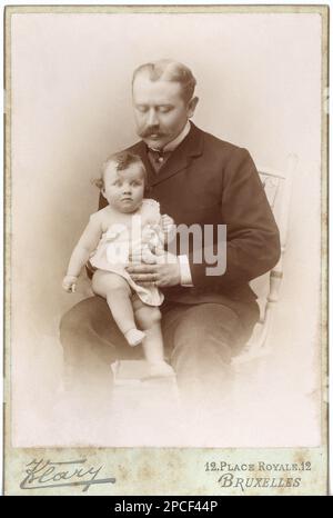 1885 Ca , BRUXELLES , BELGIEN : Ein kleiner Junge mit seinem Vater. Foto: Klary , Brüssel . Unidentifizierte Patientennamen. Dieses Foto stammt aus dem Album der Familie des französischen Barons Ernest De La Grange ( 1854 - 1899 ) und seiner Frau baronesse Clementine de Chaumont-Quitry ( 1863 - 1944 ) - PORTRAIT - RITRATTO - PADRE E FIGLIO - PAPA' - FOTO STORICHE - GESCHICHTSFOTOS - - - BAMBINO - BAMBINI - CHILD - BEBE - BABY - CHILDREN - BOTTOCENTO - 800 'S - '800 - FASHION - MODA - KRAWATTE - CRAVATTA - BAFFI - SCHNURRBART - FAMIGLIA - FAMILIE - KINDHEIT - FIGLIO - SOHN - nobili - Nobiltà - Adel Stockfoto