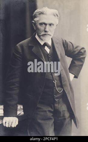 Der deutsche Sozialist August Ferdinand BEBEL ( 1840 - 1913 ) . War ein deutscher Sozialdemokrat und einer der Gründer der Sozialdemokratischen Partei Deutschlands . Die Sozialdemokratische Partei Deutschlands ist Deutschlands älteste politische Partei. Nach dem Zweiten Weltkrieg hat sich die SPD unter der Führung von Kurt Schumacher wieder zu einer ideologischen Partei entwickelt, die die Interessen der Arbeiterklasse und der Gewerkschaften vertritt. - SPD - PARTITO SOCIAL DEMOCRATICO - SOCIALISMO - SOZIALISMUS - SOZIALIST - SOCIALISTA - POLITICA - POLITIC - FOTO STORIC Stockfoto