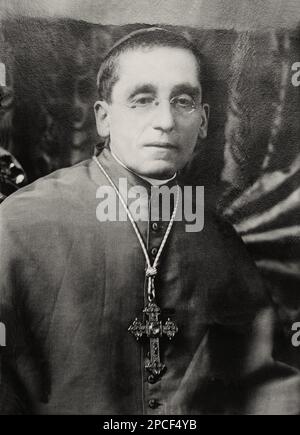 1914 Ca , Città del Vaticano , Roma , ITALIEN : Papst BENEDETTO XV ( geboren Noble Giacomo DELLA CHIESA , 1854 - 1922 ) , PAPA von 1914 bis 1922 . Auf diesem Foto, als Kardinal della Chiesa zur Papstwahl am KONKLAVE war - VATIKAN - RELIGIONSKATHOLISCHE KIRCHE - KATHOLISCHE RELIGION - Kragen - colletto - Crofefisso - crocifisso - croce - Cross - Occhiali - Linse - Brille - Prelato - Priester - BENEDICTUS - BENEDICT - CLERICALE - PAPST - Ritratto - Porträt ----- Archivio GBB Stockfoto