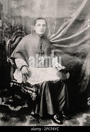 1914 Ca , Città del Vaticano , Roma , ITALIEN : Papst BENEDETTO XV ( geboren Noble Giacomo DELLA CHIESA , 1854 - 1922 ) , PAPA von 1914 bis 1922 . Auf diesem Foto, als Kardinal della Chiesa zur Papstwahl am KONKLAVE war - VATIKAN - RELIGIONSKATHOLISCHE KIRCHE - KATHOLISCHE RELIGION - Kragen - colletto - Crofefisso - crocifisso - croce - Cross - Occhiali - Linse - Brille - Prelato - Priester - BENEDICTUS - BENEDICT - CLERICALE - PAPST - Ritratto - Porträt ----- Archivio GBB Stockfoto