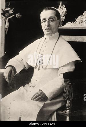 1914 Ca , Città del Vaticano , Roma , ITALIEN : Papst BENEDETTO XV ( geboren Noble Giacomo DELLA CHIESA , 1854 - 1922 ), PAPA von 1914 bis 1922 Uhr - VATIKAN - VATIKAN - RELIGIONE CATTOLICA - KATHOLISCHE RELIGION - Kragen - colletto - crofefisso - crocifisso - croce - Cross - occhiali - Linse - Brille - Prelato - Priester - BENEDICTUS - BENEDICT - CLERICALE - PAPST - Rituto - Porträt ------ Archivio GBB Stockfoto