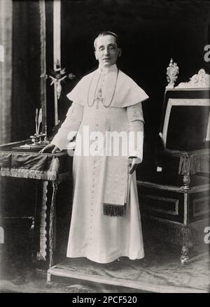 1914 Ca , Città del Vaticano , Roma , ITALIEN : Papst BENEDETTO XV ( geboren Noble Giacomo DELLA CHIESA , 1854 - 1922 ), PAPA von 1914 bis 1922 Uhr - VATIKAN - VATIKAN - RELIGIONE CATTOLICA - KATHOLISCHE RELIGION - Kragen - colletto - crofefisso - crocifisso - croce - Cross - occhiali - Linse - Brille - Prelato - Priester - BENEDICTUS - BENEDICT - CLERICALE - PAPST - Rituto - Porträt ------ Archivio GBB Stockfoto