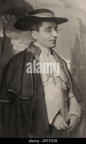 1917 Ca , Città del Vaticano , Roma , ITALIEN : Papst BENEDETTO XV ( geboren Noble Giacomo DELLA CHIESA , 1854 - 1922 ), PAPA von 1914 bis 1922 Uhr - VATIKAN - VATIKAN - KATTOLIKA DER RELIGION - KATHOLISCHE RELIGION - Kragen - colletto - Crofefisso - crocifisso - croce - Cross - Occhiali - Linse - Brille - Prelato - Priester - BENEDICTUS - BENEDICT - CLERICALE - PAPST - Rituto - Portrait - Hut - cappello - profilo - Profil ---- Archivio GBB Stockfoto