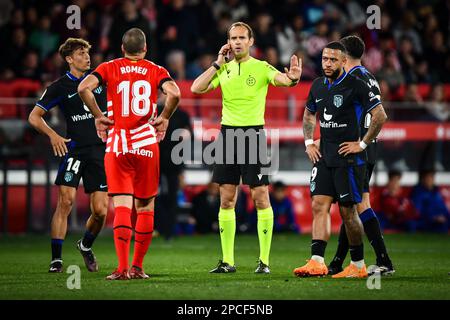 Der Schiedsrichter während eines Spiels in La Liga Santander zwischen dem FC Girona und dem Atletico de Madrid am 13. März 2023 in Girona, Spanien, im Estadio Municipal de Montilivi. (Foto/Felipe Mondino) Stockfoto