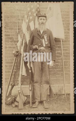 Nicht identifizierter Bürgerkriegsveteran der Großen Armee der Republik postiert 386 in Uniform mit Musketen vor Flaggen, Waffen und Ausrüstung. Liljenquist Family Sammlung von Bürgerkriegsfotos, pp/liljvet. Vereinigte Staaten, Armee, Volk, große Armee der Republik, Volk, 1880-1890, Veteranen, Union, 1880-1890, Gewehre, 1880-1890, Flaggen, 1880-1890, Usa, Geschichte, Bürgerkrieg, 1861-1865, Veteranen, Union, Vereinigte Staaten, Geschichte, Bürgerkrieg, 1861-1865, Ausrüstung, Verschraubung. Stockfoto