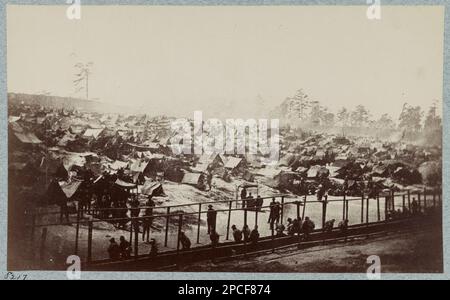 Andersonville Gefängnis, Georgia, 17. August 1864. Südöstlicher Blick auf die Häftlinge. Nr. 8217, Titel von Punkt, handgeschrieben auf Verso: „Miller, Vol. VII, S. 75 (TOP)“, Gift; Oberst Godwin Ordway; 1948. Vereinigte Staaten, Geschichte, Bürgerkrieg, 1861-1865, Vereinigte Staaten, Georgia, Andersonville. Stockfoto