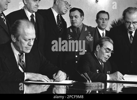 1974 : der russische Politikerpräsident Leonid Iljitsch Breschnev ( 1906 - 1982 ) und der US-Präsident GERALD FORD ( 1913 - 2006 ) unterzeichnen nach Gesprächen über die Begrenzung strategischer Offensivwaffen ein gemeinsames Kommuniqué. Das Dokument wurde in der Konferenzhalle des Okeansky Sanitariums, Wladiwostok, UdSSR, unterzeichnet. Breschnew war von 1964 bis 1982 Generalsekretär der Kommunistischen Partei der Sowjetunion (und damit politischer Führer der Sowjetunion) und diente in dieser Position länger als jeder andere außer Joseph Stalin. Er war zweimal Vorsitzender des Präsidiums des Obersten Sowjets (Staatsoberhaupt), f Stockfoto