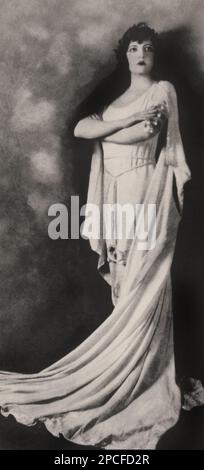 1920 , New York , USA : der gefeierte amerikanische Sopransänger ROSA PONSELLE ( 1897 - 1981 ) in der Rolle von NORMA von Vincenzo Bellini . - OPERA LIRICA - cantante lirica - classica - klassisch - DIVA - DIVINA ---- Archivio GBB Stockfoto