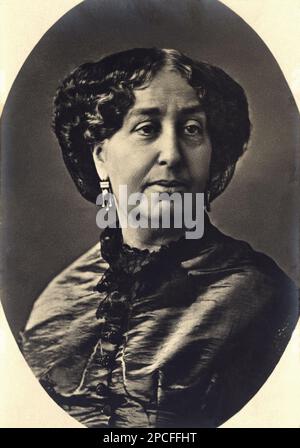 1865 Ca , FRANKREICH : die französische Schriftstellerin GEORGES SAND ( 1804 - 1876 ) , Portrait by NADAR , Paris . Pseudonym von Aurore Dupin , baronesse Dudevant , Berühmter Romantiker des Autors DU MUSSET und Musikkomponisten CHOPIN .- RITRATTO - PORTRAIT - SCRITTRICE - George - SCRITTORE - LETTERATURA - LITERATUR - Letterato - ROMANTICISMO - ROMANTIZISMUS - Periodo ROMANTICO - Orechini - Orechino - Ohrentropfen - Juwelen - Schmuck - gioiello - giozo - gioiielli - Spitze ---- Archivio GBB Stockfoto